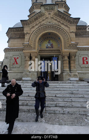 Dic. 19, 2012 - San Pietroburgo, Russia - Dicembre 19, 2012 - San Pietroburgo, Russia - Nella chiesa dell Icona della Madre di Dio della misericordia si è svolta la divina liturgia in onore dei Santi Nicola Wonderworker. Vi era anche un trasferimento delle chiavi dal tempio dell'Icona della Madre di Dio della misericordia di San Pietroburgo .Eparchia di rappresentanti della marina militare della Russia. In tempi sovietici, la Chiesa è stata l'istruzione e formazione di base per i militari marinai sommergibilisti. (Credito Immagine: © Andrey Pronin/ZUMAPRESS.com) Foto Stock