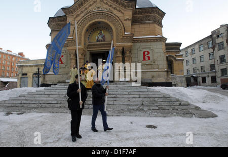 Dic. 19, 2012 - San Pietroburgo, Russia - Dicembre 19, 2012 - San Pietroburgo, Russia - Nella chiesa dell Icona della Madre di Dio della misericordia si è svolta la divina liturgia in onore dei Santi Nicola Wonderworker. Vi era anche un trasferimento delle chiavi dal tempio dell'Icona della Madre di Dio della misericordia di San Pietroburgo .Eparchia di rappresentanti della marina militare della Russia. In tempi sovietici, la Chiesa è stata l'istruzione e formazione di base per i militari marinai sommergibilisti. (Credito Immagine: © Andrey Pronin/ZUMAPRESS.com) Foto Stock