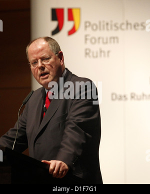 Peer Steinbrueck, cancelliere del candidato del DOCUP parla durante l'evento 'Der fliegt Phoenix' a Essen, Germania, 17 dicembre 2012. Il simposio da In itiativkreis Ruhr vuole promuovere e accelerare l'innovazione nella regione della Ruhr. Foto: Roland Weihrauch Foto Stock