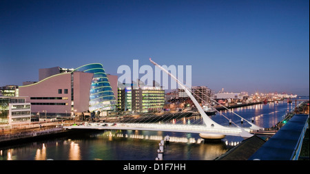 Dell'Architetto Santiago Calatrava Sam Beckett Bridge, Dublino, con Cublin Convention Center Foto Stock