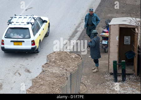 Gli ufficiali di polizia della polizia nazionale afgana fissare la strada a Balkh a Mazar-i-Sharif, Afghanistan, 18 dicembre 2012. La Bundeswehr lascerà in Afghanistan nel 2014. Foto: MAURIZIO GAMBARINI Foto Stock