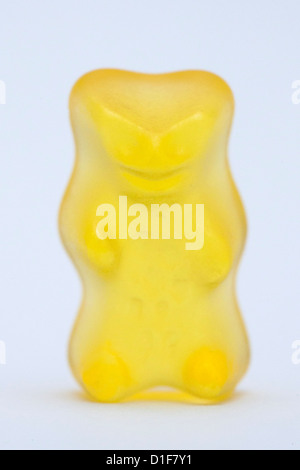 Un oro Gummy Bear realizzato da Haribo sorge su una tabella a Colonia, Germania, 18 dicembre 2012. Il verdetto è previsto per oggi dalla Corte nella prova tra Haribo e Lindt su un "Teddy' avvolto in foglia d'oro da parte svizzera chocholate costruttore. Produttore di caramelle Haribo è insistere sui diritti del nome "Goldbaer' ('Orso d'oro") e ha paura del pericolo di confusione con il suo giallo orsi. Quindi il cioccolato "Teddy' non può essere venduto più. Foto: Rolf Vennenbernd Foto Stock