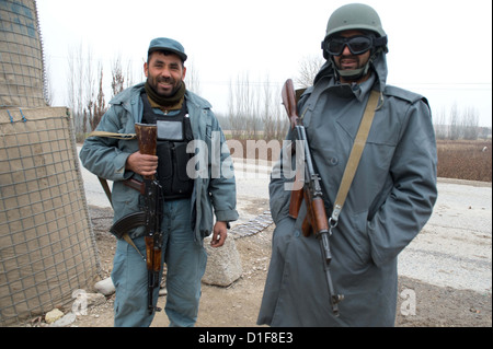 Gli ufficiali di polizia della polizia nazionale afgana fissare la strada a Balkh a Mazar-i-Sharif, Afghanistan, 18 dicembre 2012. La Bundeswehr lascerà in Afghanistan nel 2014. Foto: MAURIZIO GAMBARINI Foto Stock