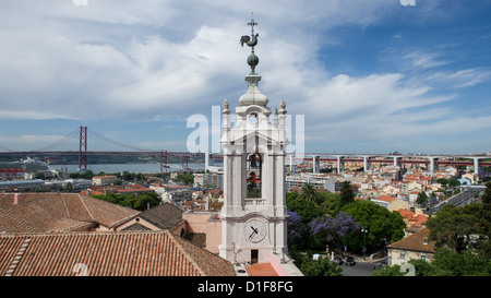(FILE) un archivio foto datata 30 maggio 2012 Mostra case e edifici di uffici e da un campanile a Lisbona, Portogallo. Foto: Soeren Stache Foto Stock