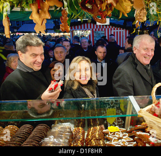 Bavarese di Ministro delle finanze Markus Soeder (L-R), il Ministro di Giustizia Beate Merk e il Premier della Baviera Horst Seehofer stand ad un panpepato cookie stand presso il Christkindlemarkt dopo la riunione del gabinetto di Norimberga, Germania, 18 dicembre 2012. Foto: DAVID EBENER Foto Stock