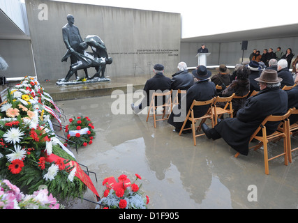 Ghirlande e fiori sono previste in corrispondenza della stazione Z nell'ex campo di concentramento Sachsenhausen a Oranienburg, Germania, 15 dicembre 2012. Il Consiglio centrale del tedesco Sinti e Roma commemorato la deportazione di 23000 Sinti e Rom nel campo di concentramento di Auschwitz. Foto: Bernd Settnik Foto Stock