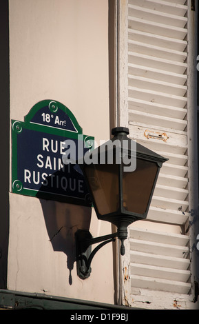 Angolo di strada a Montmartre, Paris, Francia Foto Stock