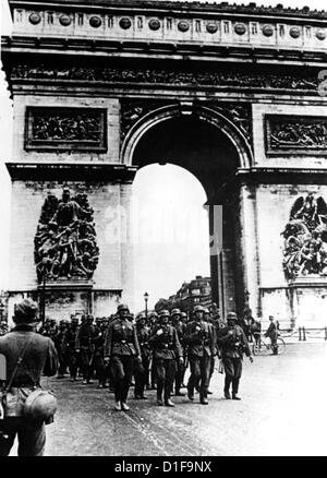 Le truppe tedesche marciano lungo gli Champs Elysees e l'Arco di Trionfo a Parigi (Francia), 14 giugno 1940. Fotoarchiv für Zeitgeschichte Foto Stock