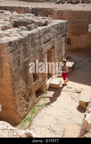 Tombe dei Re una grande attrazione archeologica in Paphos Cipro turista femminile guardando all'interno Foto Stock