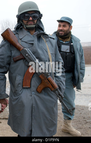 Gli ufficiali di polizia della polizia nazionale afgana fissare la strada a Balkh a Mazar-i-Sharif, Afghanistan, 18 dicembre 2012. La Bundeswehr lascerà in Afghanistan nel 2014. Foto: MAURIZIO GAMBARINI Foto Stock