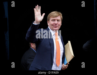 Il principe Willem-Alexander dei Paesi Bassi arriva presso il palazzo reale di accoglienza per la medaglia olimpica vincitori 2012 ad Amsterdam in Olanda, 18 dicembre 2012. Foto: Patrick van Katwijk / PAESI BASSI E FRANCIA: OUT Foto Stock