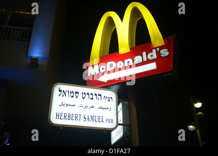 Un segno di fast food ristorante McDonald's è visto presso la passeggiata sulla spiaggia di Tel Aviv, Israele, 07 dicembre 2012. Foto: Rainer Jensen Foto Stock
