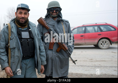Gli ufficiali di polizia della polizia nazionale afgana fissare la strada a Balkh a Mazar-i-Sharif, Afghanistan, 18 dicembre 2012. La Bundeswehr lascerà in Afghanistan nel 2014. Foto: MAURIZIO GAMBARINI Foto Stock