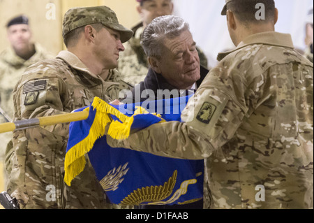 Presidente federale tedesco Joachim Gauck presenta un flag nella sua visita a noi unità in elicottero a Camp Marmal a Mazar-i-Sharif, Afghanistan, 19 dicembre 2012. Foto: MAURIZIO GAMBARINI Foto Stock