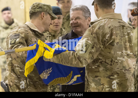 Presidente federale tedesco Joachim Gauck presenta un flag nella sua visita a noi unità in elicottero a Camp Marmal a Mazar-i-Sharif, Afghanistan, 19 dicembre 2012. Foto: MAURIZIO GAMBARINI Foto Stock