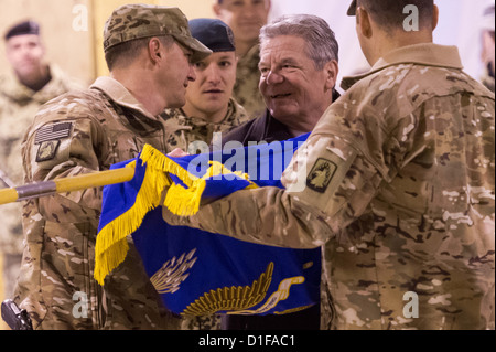 Bundespräsident Joachim Gauck (M) besucht am 19.12.2012 in Masarè-i-Scharif stationierte US-amerikanische Verbände. Er verlieh der Hubschaubereinheit im Camp Marmal ein Fahnenband. Foto: Maurizio Gambarini/dpa Foto Stock