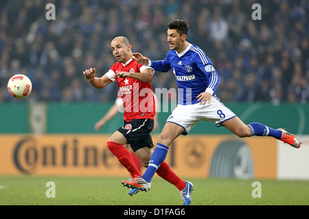 Mainz's Elkin Soto (L) il sistema VIES per la palla con Schalke's Ciprian Marica durante la DFB cup match tra FC Schalke 04 e 1. FSV Mainz 05 a Veltins-Arena a Gelsenkirchen, Germania, 18 dicembre 2012. Foto: Kevin Kurek Foto Stock