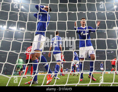 Schalke's Ciprian Marica (L) e Klaas-Jan Huntelaar visto dietro l'obiettivo net durante la DFB cup match tra FC Schalke 04 e 1. FSV Mainz 05 a Veltins-Arena a Gelsenkirchen, Germania, 18 dicembre 2012. Foto: Kevin Kurek Foto Stock