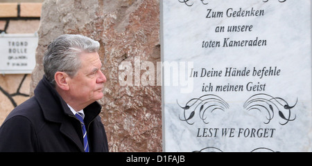 Il Presidente tedesco Joachim Gauck visiti il boschetto di onore per caduti soldati tedeschi in Masarè-i-Sharif, Afghanistan, 19 dicembre 2012. Foto: Wolfgang Kumm Foto Stock