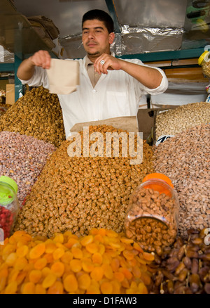 Frutta a guscio e frutta secca per la vendita in una fase di stallo nel souk di Marrakech, Marocco, Africa Settentrionale, Africa Foto Stock