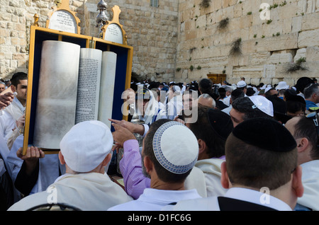 Tradizionale di Cohen benedizione presso il Muro Occidentale durante la Pasqua festa ebraica di Gerusalemme la città vecchia, Israele, Medio Oriente Foto Stock