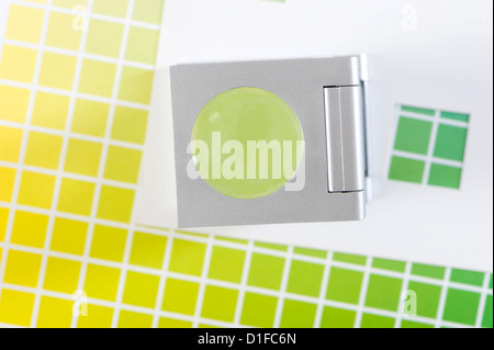 Biancheria tester sul diagramma dei colori Foto Stock