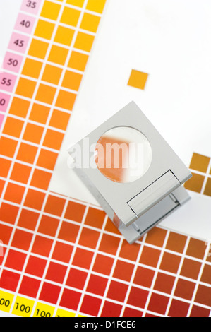 Biancheria tester sul diagramma dei colori Foto Stock