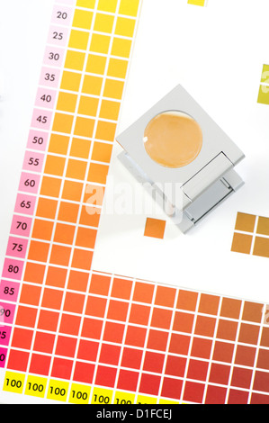 Biancheria tester sul diagramma dei colori Foto Stock