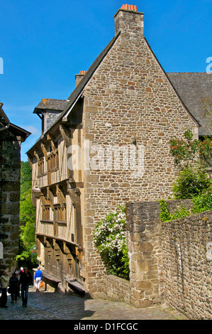 Casa del Governatore, un palazzo del XV secolo in una vecchia strada di ciottoli, Città Vecchia, Dinan, Cotes d'Armor Bretagna, Francia, Europa Foto Stock