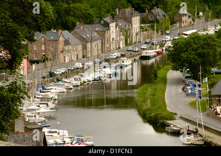 Barche e case lungo le rive del fiume Rance, Dinan, Cotes d'Armor Bretagna, Francia, Europa Foto Stock