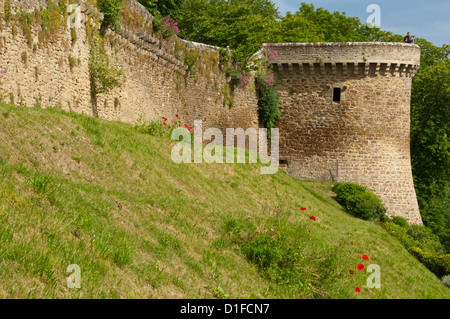 Mura fortificate risalenti ai secoli XIII e XV e la torre, Città Vecchia, Dinan, Bretagna Cotes d'Armor, Francia, Europa Foto Stock