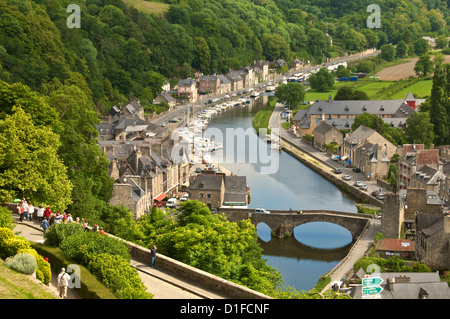 Barche e case lungo le rive del fiume Rance, con il vecchio ponte in pietra, Dinan, Cotes d'Armor Bretagna, Francia, Europa Foto Stock