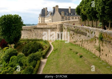 Mura fortificate risalenti al XIII il XV secolo, la torre e il Giardino Inglese, Città Vecchia, Dinan, Bretagna Cotes d'Armor, Francia Foto Stock