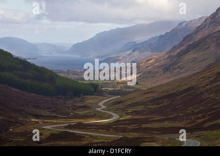 La strada attraverso Glen Docherty, Wester Ross, Highlands, Scotland, Regno Unito, Europa Foto Stock