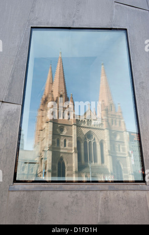 La riflessione nella finestra di St. Pauls Cathedral, Melbourne, Victoria, Australia Pacific Foto Stock