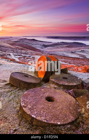 Stanage bordo ruote e brughiera su una mattina gelida alba vicino Hathersage Derbyshire Peak District National Park Inghilterra GB UK Europe Foto Stock