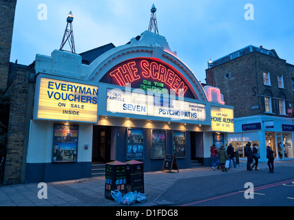 Lo schermo del Green Cinema, Upper Street, London Borough of Islington, Londra, Inghilterra, Regno Unito. Foto Stock