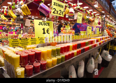 Succhi di frutta in stallo La Boqueria mercato di Barcellona Catalogna Spagna Foto Stock