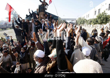 I dipendenti di Peshawar Stazione ferroviaria fermano il treno come stanno protestando contro il mancato rilascio dei loro stipendi durante la dimostrazione a Cantt stazione di Peshawar Mercoledì, Dicembre 19, 2012. Foto Stock