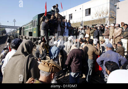 I dipendenti di Peshawar Stazione ferroviaria fermano il treno come stanno protestando contro il mancato rilascio dei loro stipendi durante la dimostrazione a Cantt stazione di Peshawar Mercoledì, Dicembre 19, 2012. Foto Stock