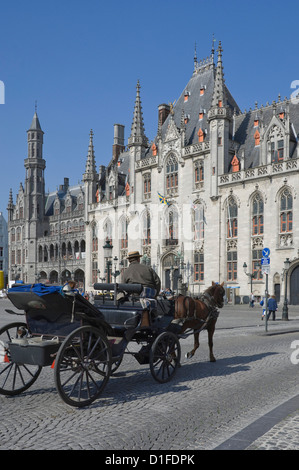 Un cavallo disegnato carrello aziona passato il tribunale provinciale edificio nella piazza del mercato di Bruges, Belgio, Europa Foto Stock