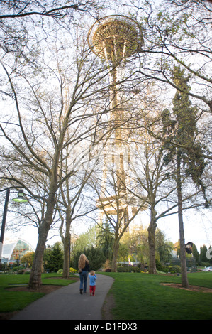 La madre e il figlio a piedi verso lo Space Needle e il Seattle, nello Stato di Washington, Stati Uniti d'America, America del Nord Foto Stock