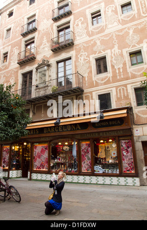 Donna turistica shotting foto a Barcellona Spagna distretto gotico barrio Foto Stock