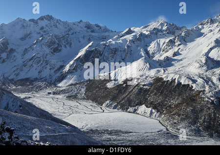 Vista della valle di Langtang Kyanjin dal Ri, Langtang National Park, Bagmati, Regione centrale (Madhyamanchal), Nepal, Himalaya, Asia Foto Stock