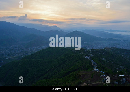 Vista di Pokhara da Sarangkot, Gandaki zona, regione occidentale, Nepal, Asia Foto Stock