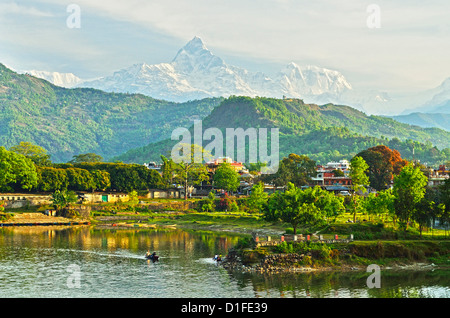 Annapurna Himal, Machapuchare e Phewa Tal visto da di Pokhara, Gandaki zona, regione occidentale, Nepal, Himalaya, Asia Foto Stock