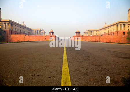 Basso angolo di vista Rajpath che conduce fino a Raisina hill in New Delhi, India Foto Stock