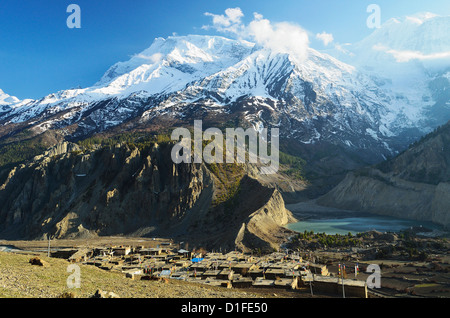 Villaggio Manang ed Annapurna gamma Himalayana, Annapurna Area di Conservazione, Gandaki, Pashchimanchal, Nepal Foto Stock