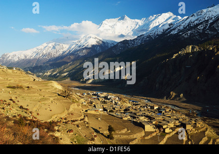 Villaggio Manang ed Annapurna gamma Himalayana, Annapurna Area di Conservazione, Gandaki, Pashchimanchal, Nepal Foto Stock