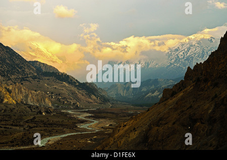 Marsyangdi River Valley e Annapurna gamma Himalayana, Annapurna Area di Conservazione, Gandaki, Regione Occidentale, Nepal Foto Stock